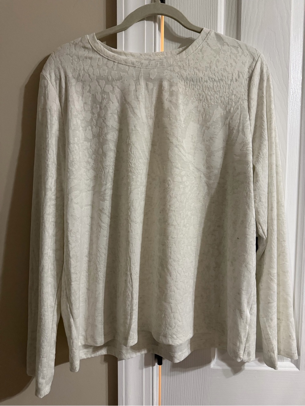 Simply Vera Vera Wang Cream Long Sleeve Subtle Jacquard Top